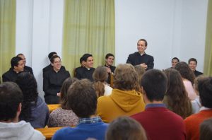 “¿Qué esperan de un sacerdote?”: familias y jóvenes del Regnum Christi acuden al encuentro de los novicios en Córdoba