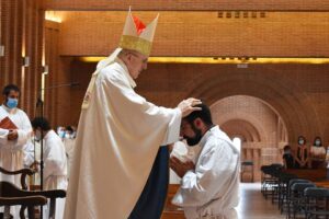 «Estás para arrodillarte y servir a los demás» — El Cardenal Osoro al P. Ignacio Rubio, LC, en su ordenación diaconal