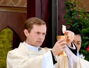 El Padre Michael Sester se ordenó como sacerdote de los Legionarios de Cristo